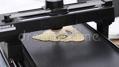 液体面团的3D打印机。 3D打印机打印薄煎饼
